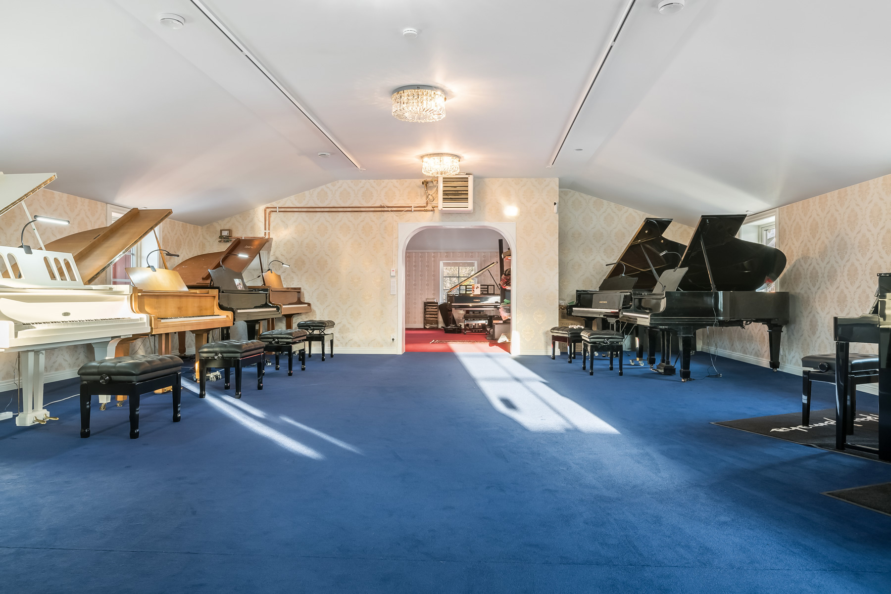 Blå rummet är ett av våra utställningsrum för piano och flyglar